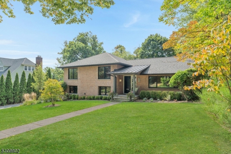 Sold $1,825,000 • Co-Listing Agent