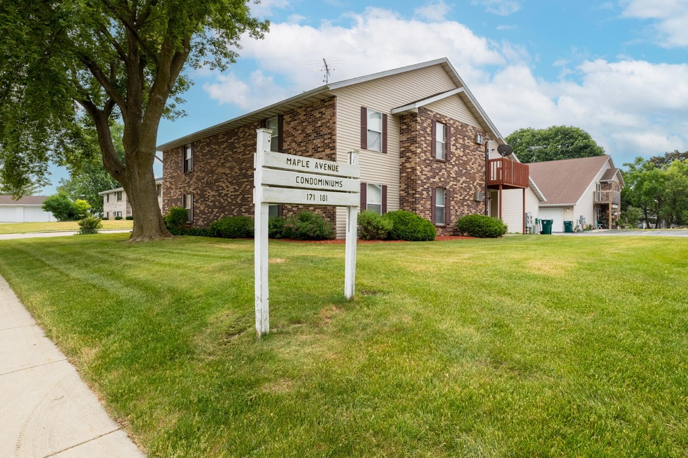 181 Maple Ave S unit 181, Slinger, WI 53086 - photo 1