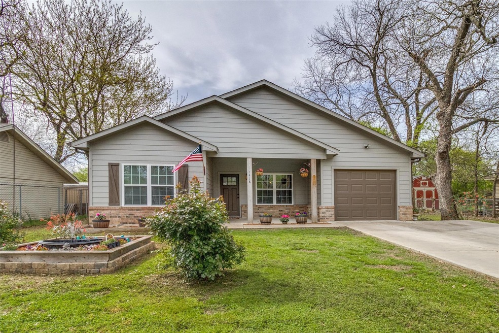 1418 Truelove St, Gainesville, TX 76240 - photo 1