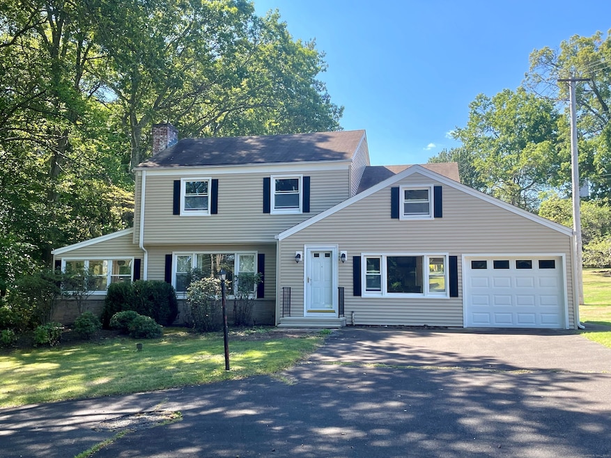 1044 Dunbar Hill Rd, Hamden, CT 06514 - photo 1