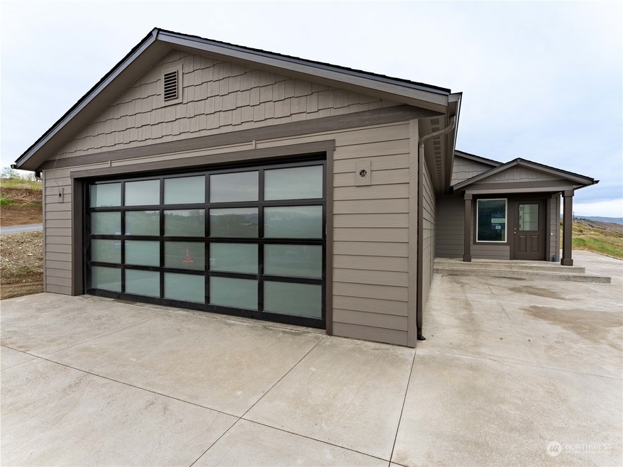 2366 S Skyline Ln, East Wenatchee, WA 98802 - photo 1