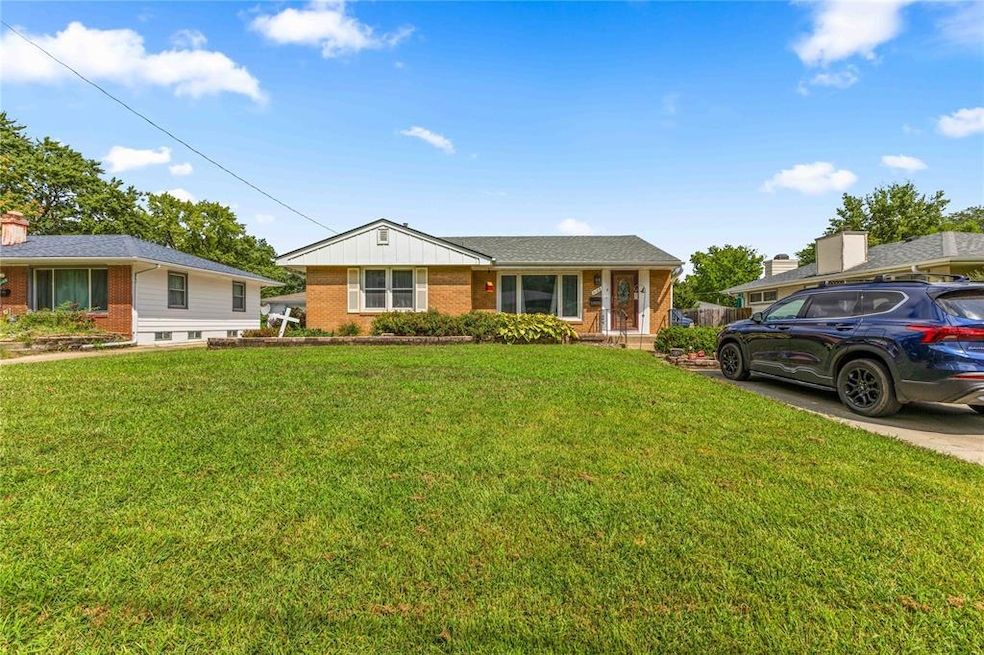 3103 Lawnview Dr, Des Moines, IA 50310 - photo 1