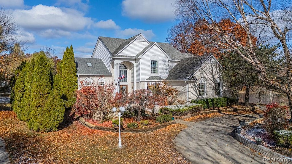 7240 Aaronway Dr, Orchard Lake, MI 48324 - photo 1