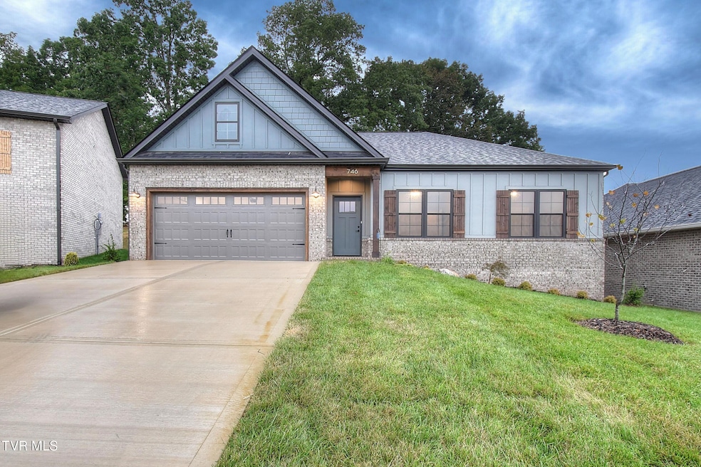 746 Hunts Terrace Dr, Kingsport, TN 37663 - photo 1