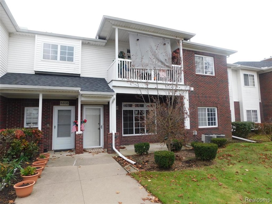 5589 Twin Oaks Dr unit 152, Sterling Heights, MI 48314 - photo 1