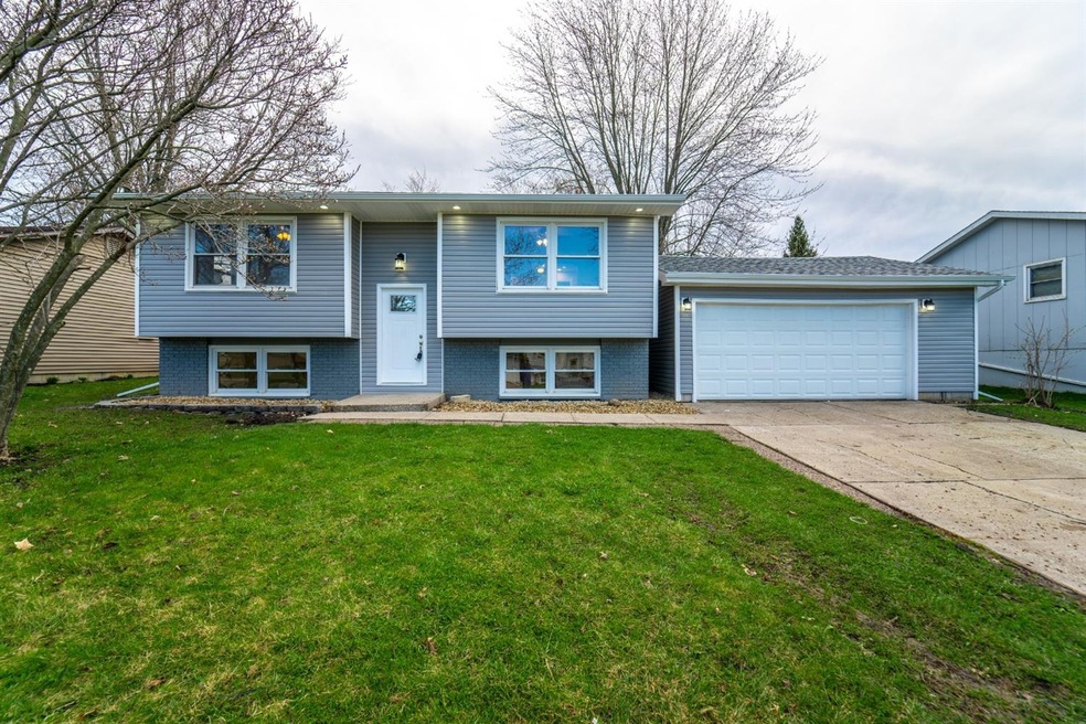 256 Walnut Ln, Crown Point, IN 46307 - photo 1