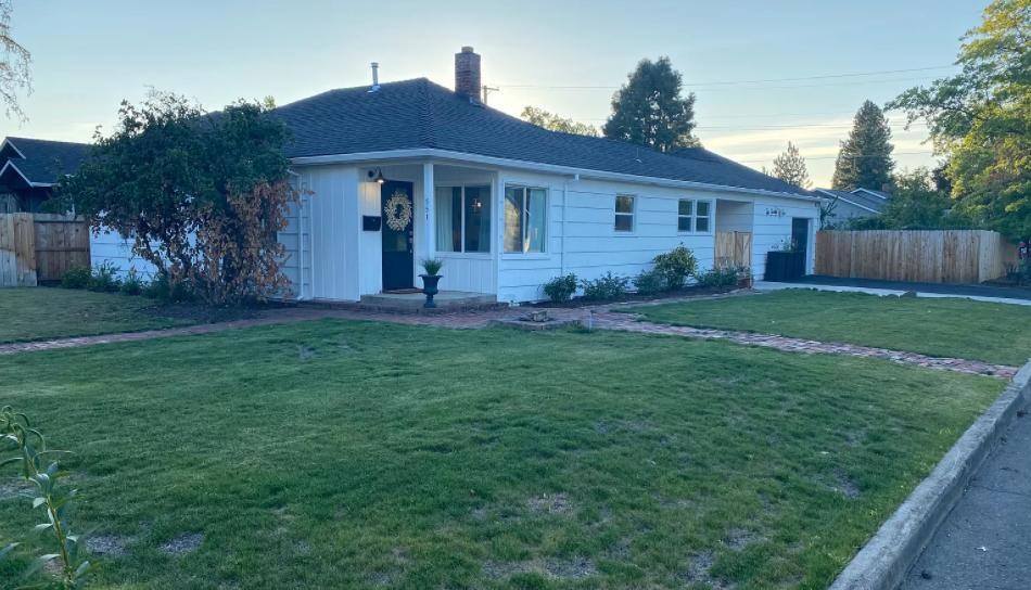 551 Ash St, Central Point, OR 97502 - photo 1