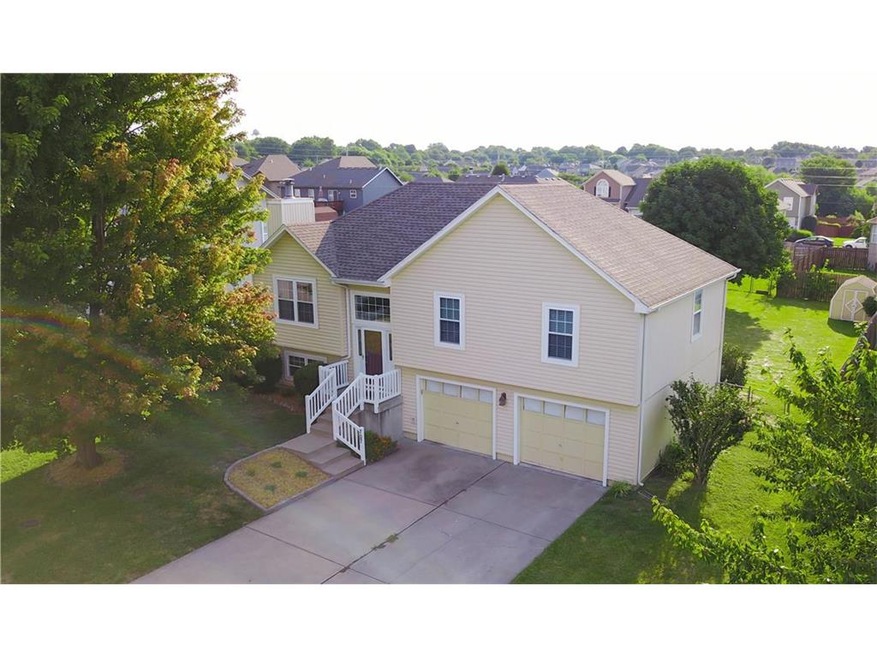 707 Shiloh Dr, Raymore, MO 64083 - photo 1