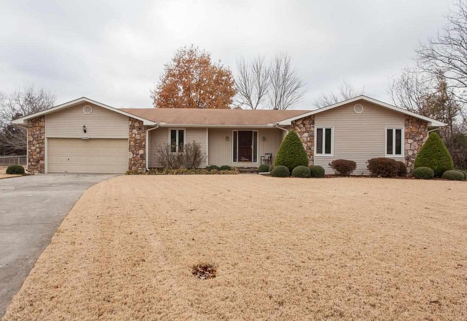 AWESOME ranch home located in a MUCH SOUGHT AFTER SE Huntsville location boasting great schools, great neighborhood and a wonderful lot on a cul-d-sac.  3 BR, 2 BA home is move in ready!