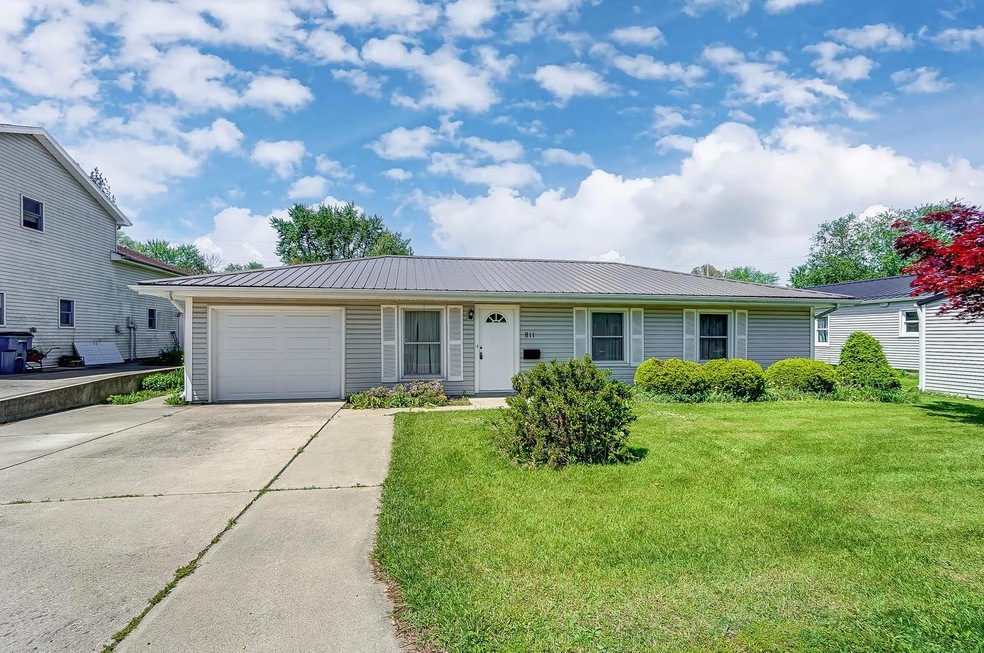 811 Hazel St, Auburn, IN 46706 - photo 1