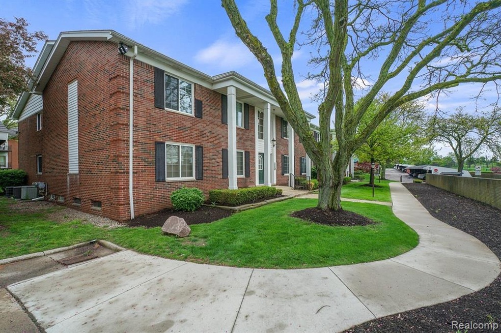 2472 Mulberry Square unit 22, Bloomfield Hills, MI 48302 - photo 1
