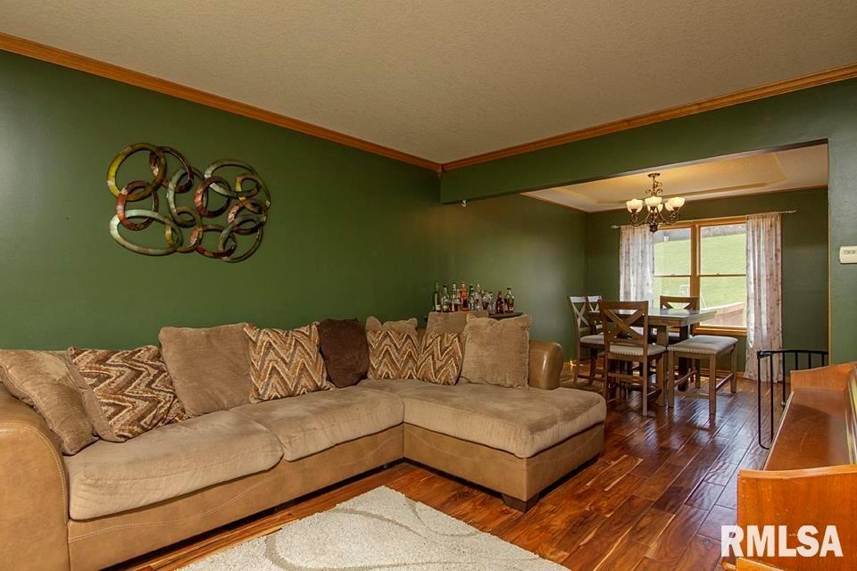 1015 W 60th St, Davenport, IA 52806 - photo 1