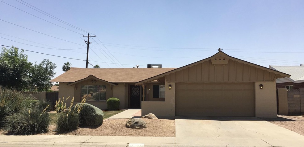 Great front yard w/2 car garage