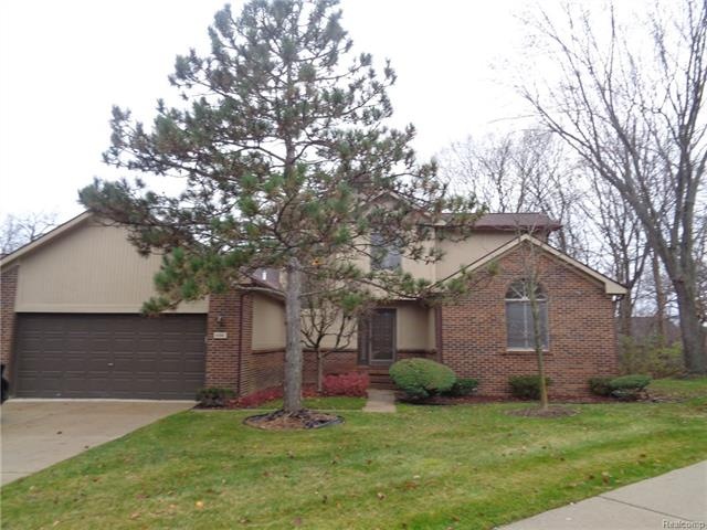 PRIVATE DETACHED PROFESSIONALLY LANDSCAPED ENTRY