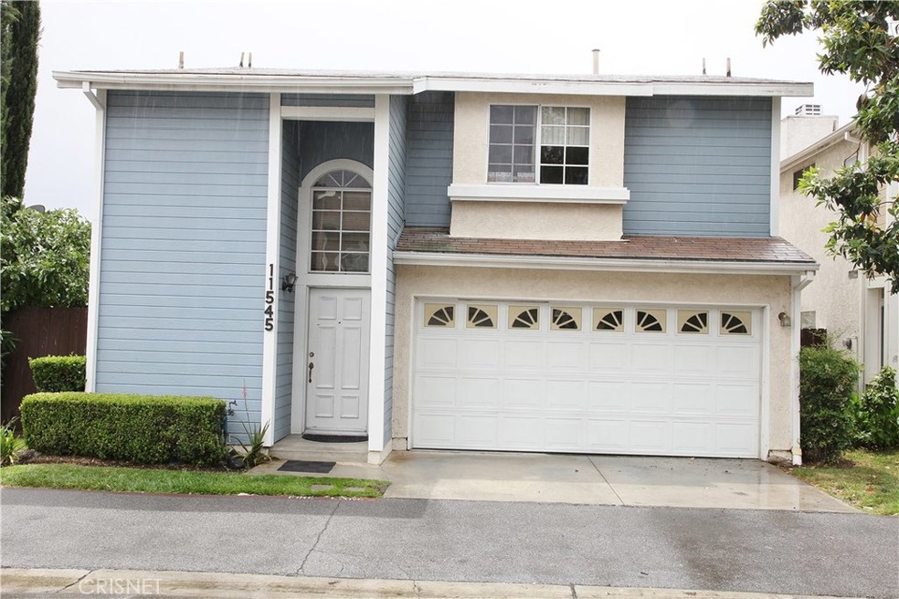 Beautiful curb appeal!!