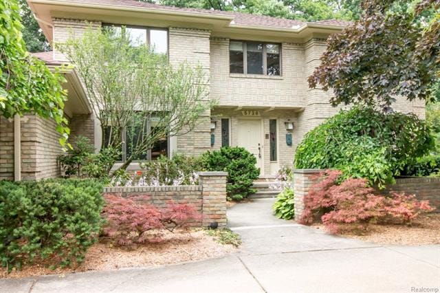 Wonderful brick colonial, in quiet Troy neighborho