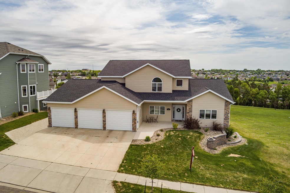 4905 Cornice Dr, Bismarck, ND 58503 - photo 1