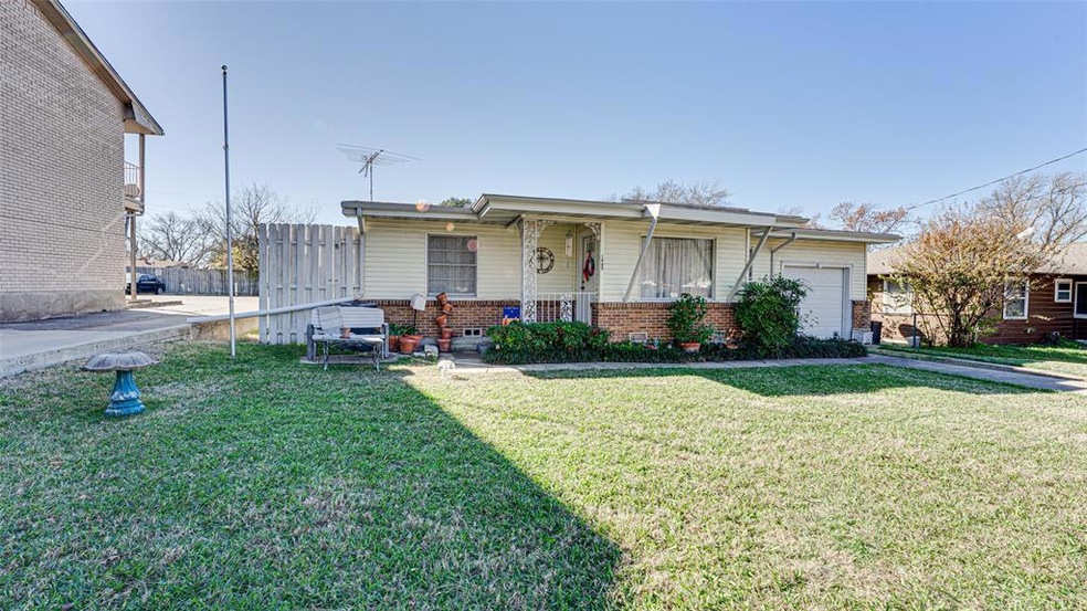 1409 N Clay St, Ennis, TX 75119 - photo 1