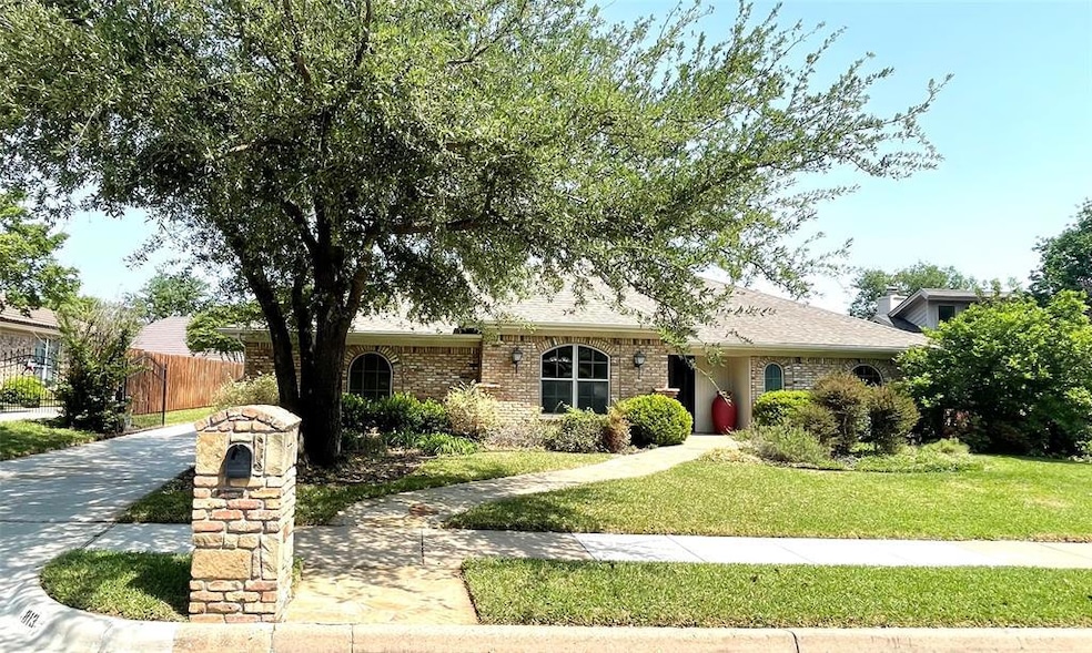 813 Saddlebrook Dr S, Bedford, TX 76021 - photo 1