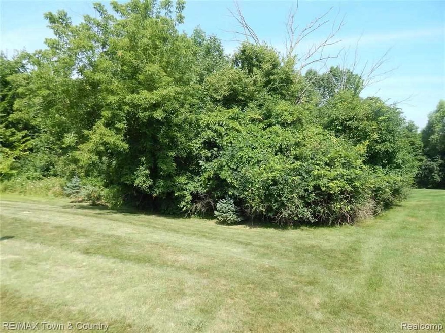 752 Bending Ct, Flushing, MI 48433 - photo 1