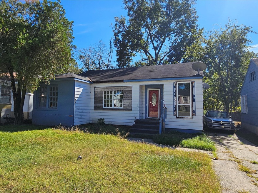 View of front of house featuring a front lawn