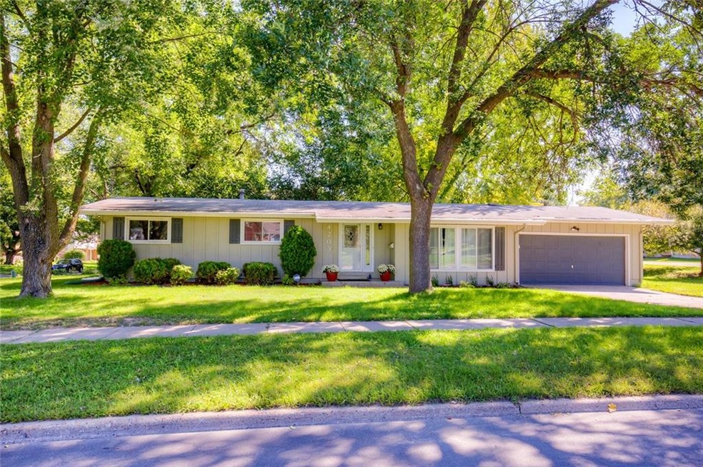 4203 Lower Beaver Rd, Des Moines, IA 50310 - photo 1