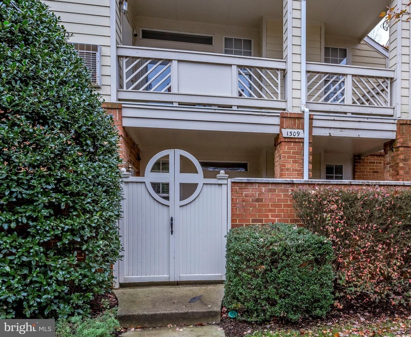 1309 Garden Wall Ct unit 801, Reston, VA 20194 - photo 1