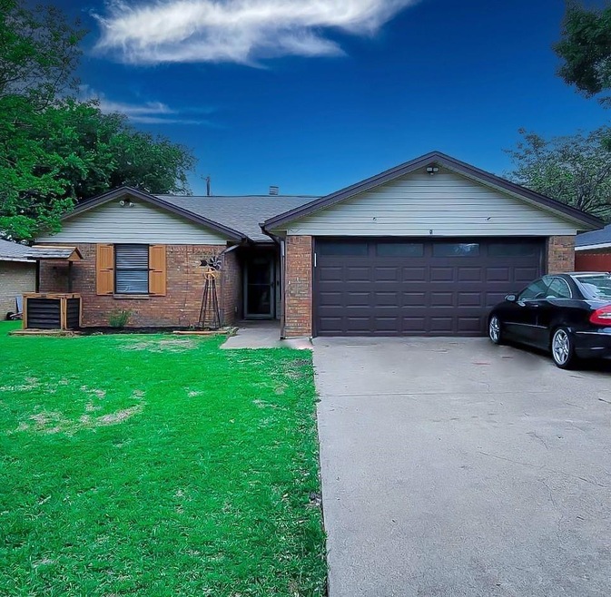 812 Phillips Dr, Ennis, TX 75119 - photo 1