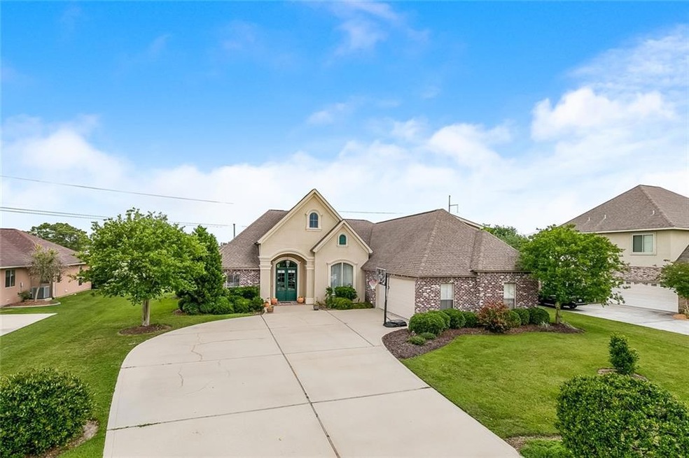 Beautiful well-kept home on a large lot in Oak Har