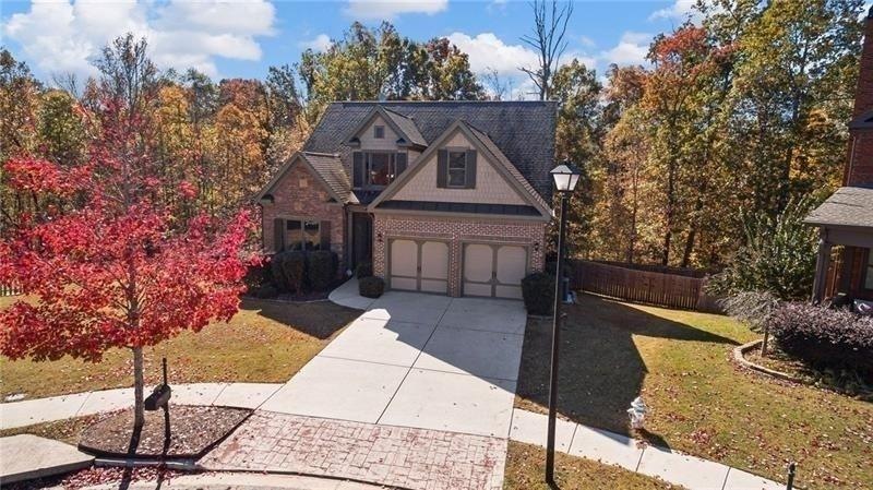 Fenced, cul-de-sac lot with full basement!