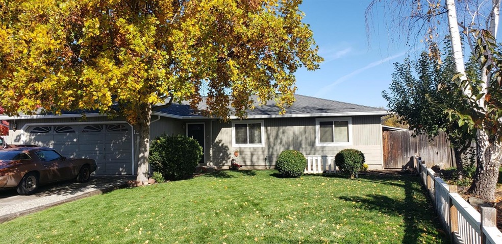 1221 Far West Ave, Central Point, OR 97502 - photo 1