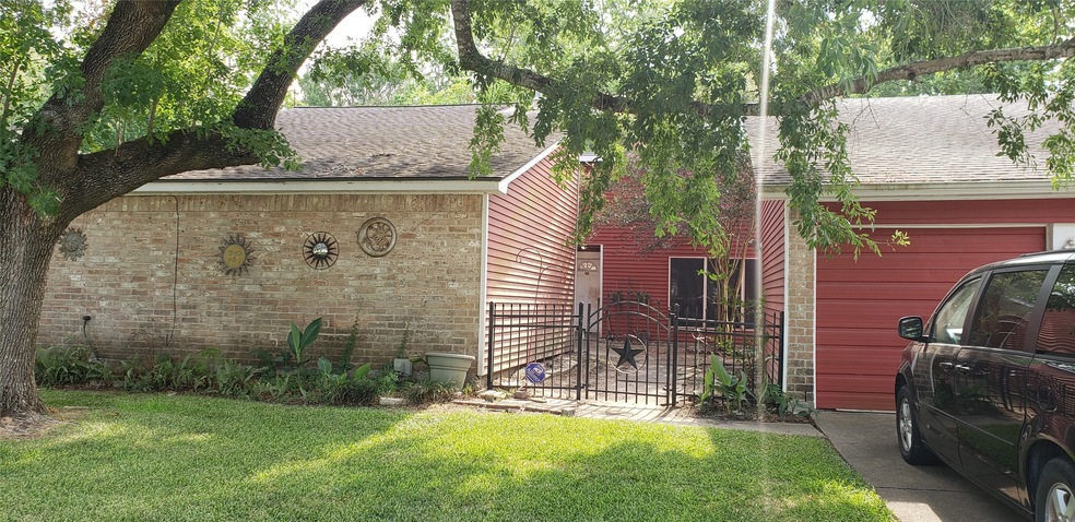 5230 Apple Blossom Ln, Friendswood, TX 77546 - photo 1