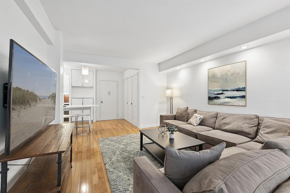 310 E 49th St unit 4D, New York, NY 10017 - photo 1