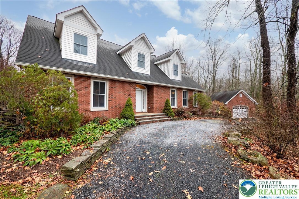 401 Echo Lake Dr, Bangor, PA 18013 - photo 1