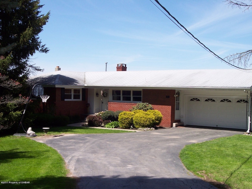 10 E Ledge Ln, Dallas, PA 18612 - photo 1