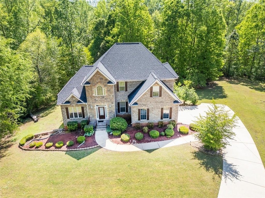View of front of house featuring a front yard