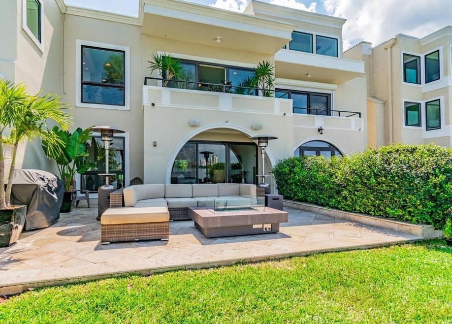 2813 W Hawthorne Rd unit 2813, Tampa, FL 33611 - photo 1