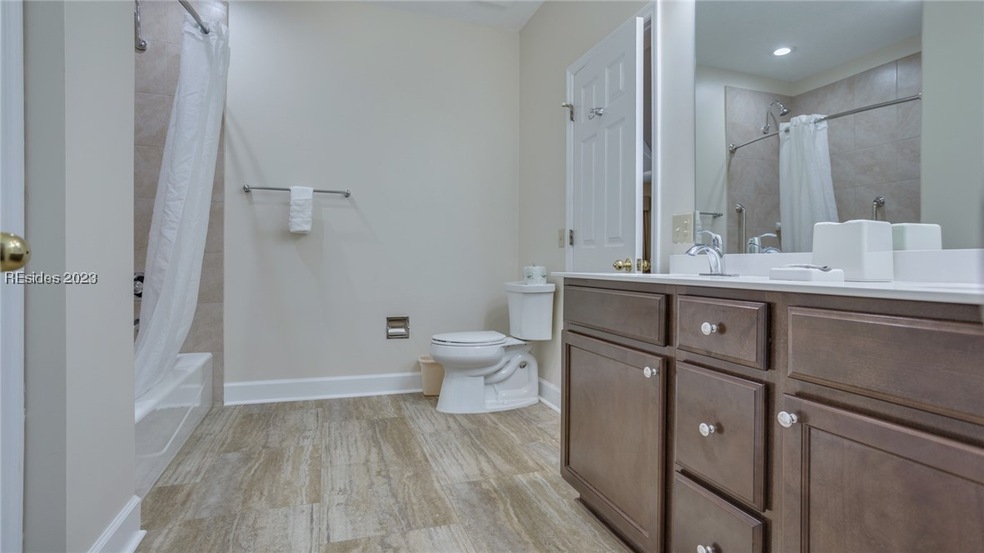 Full bathroom with vanity, toilet, and shower / tu
