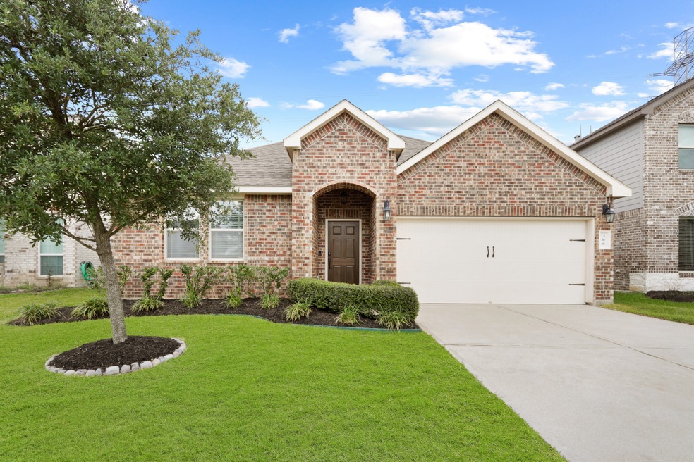 300 Kendall Crest Dr, Alvin, TX 77511 - photo 1