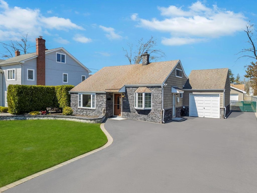 61 Maple St, Islip, NY 11751 - photo 1