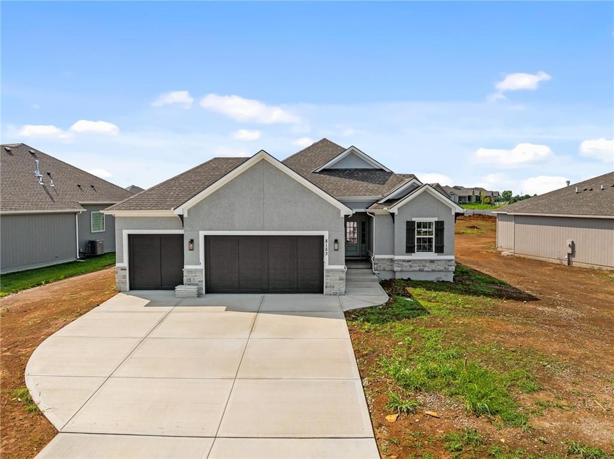8153 Roundtree St, Lenexa, KS 66220 - photo 1