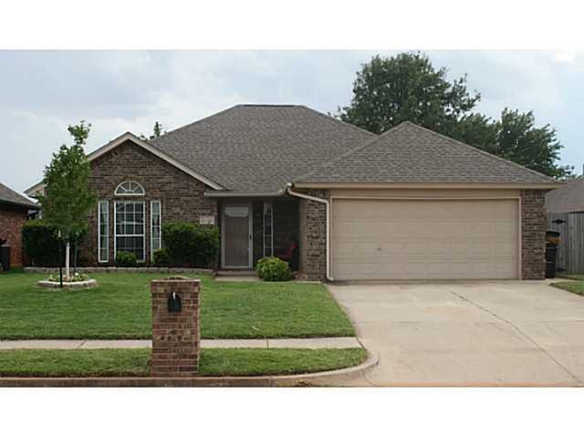 2604 E Hills Dr, Moore, OK 73160 - photo 1