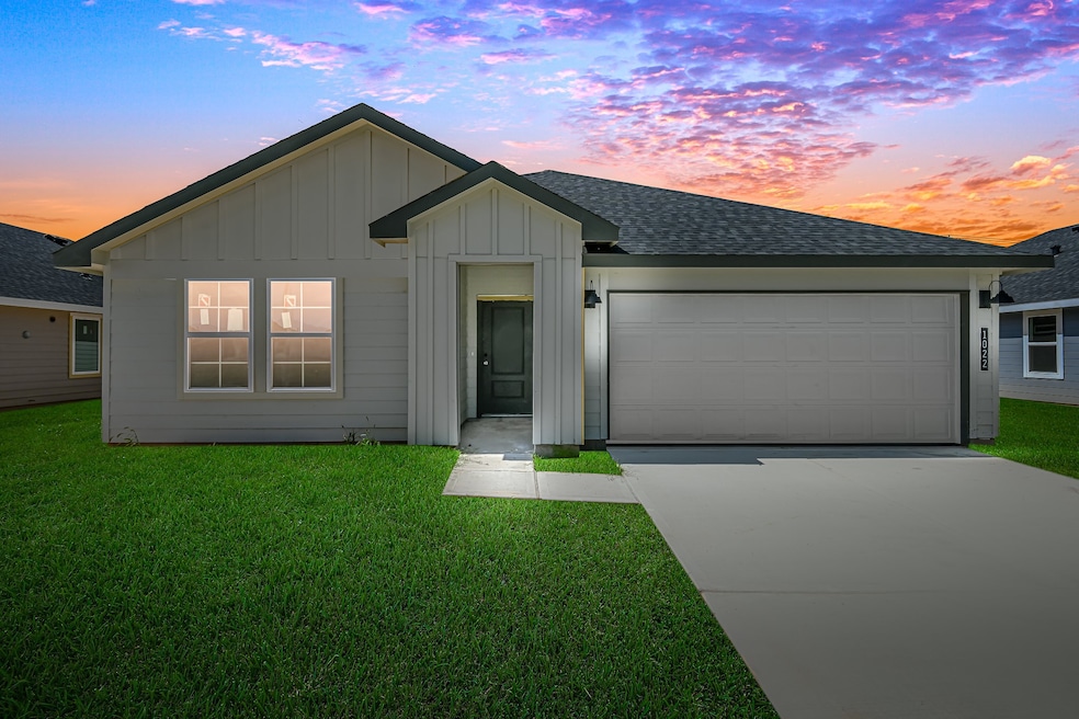 1028 Great Barracuda Ln, Alvin, TX 77511 - photo 1