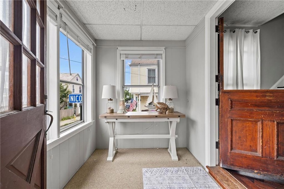 25 Newport Ave unit 1, Newport, RI 02840 - photo 1