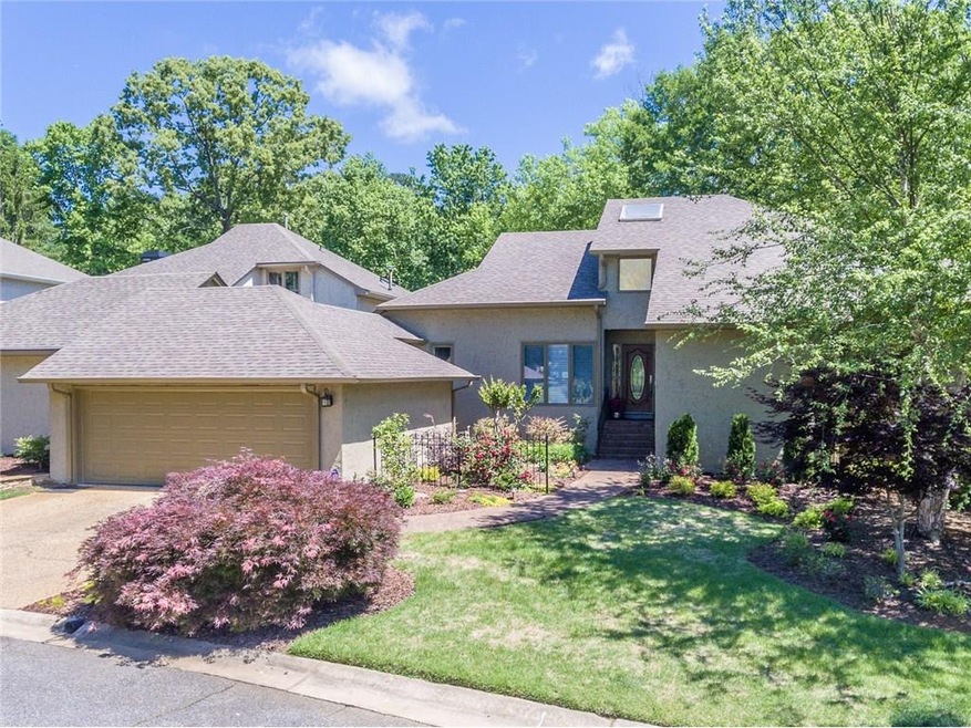 3 bedrooms and 2/1 baths.Located on quiet cul-de-s