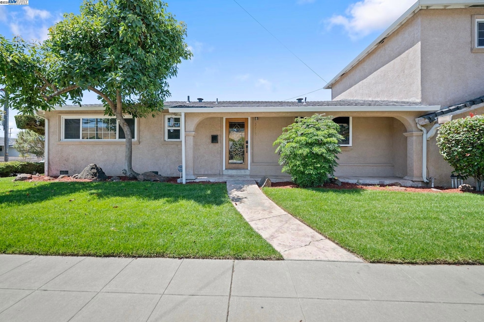 Pending $1,025,000 • Co-Listing Agent