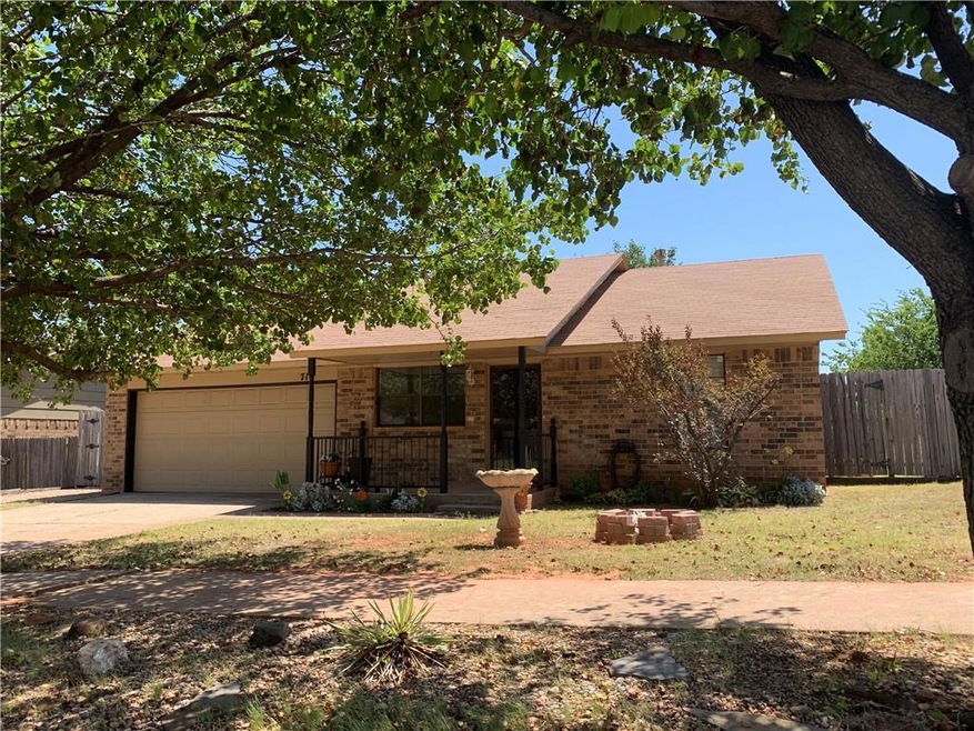 716 N Ramblin Oaks Dr, Moore, OK 73160 - photo 1