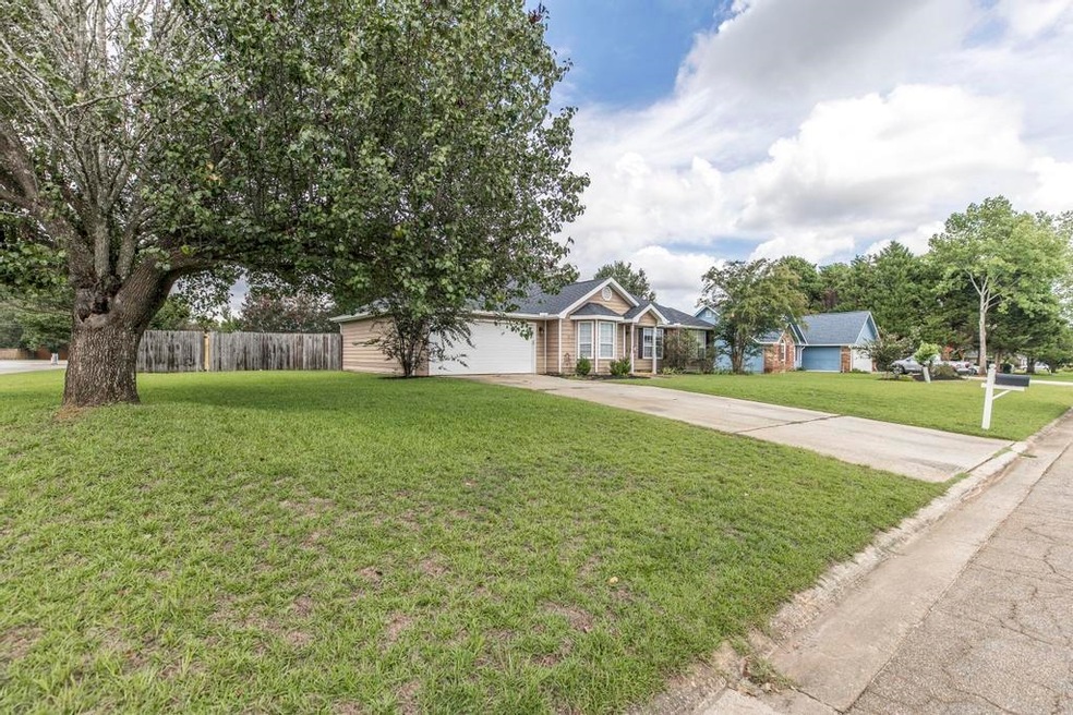 1229 Candlwyck Dr, Warner Robins, GA 31088 - photo 1