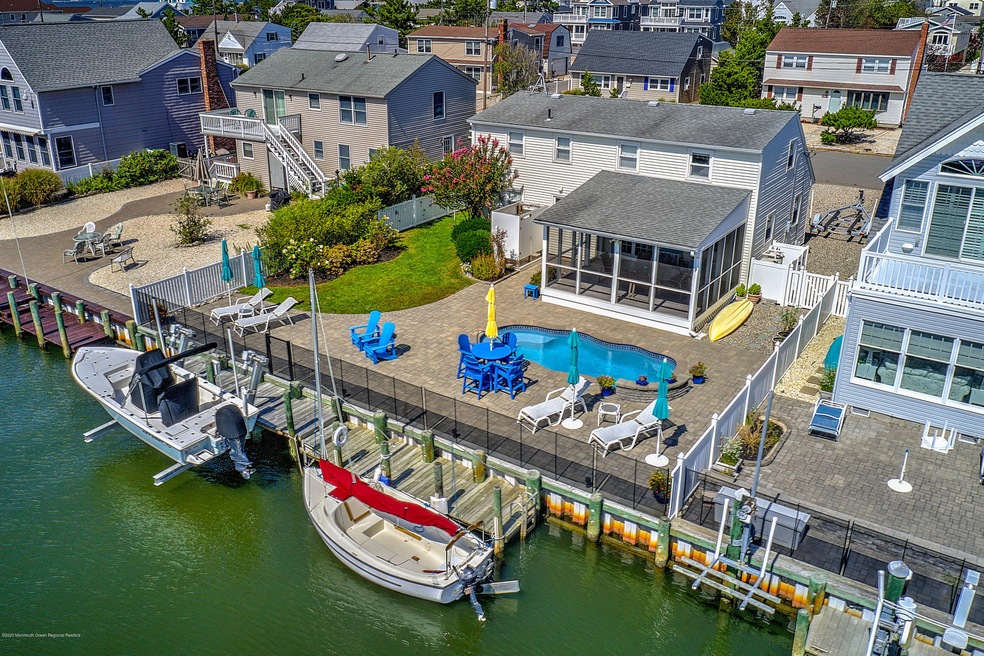 Boater's Delight-Poolside Charm
