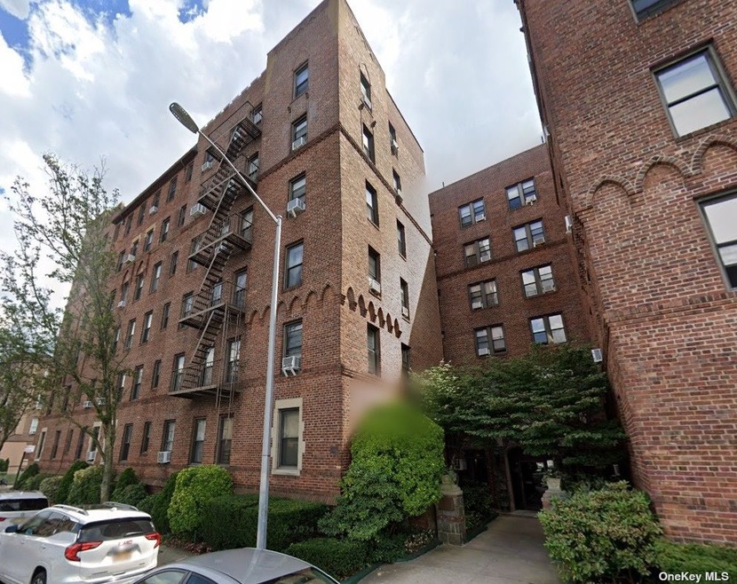 16710 Crocheron Ave unit 6R, Flushing, NY 11358 - photo 1